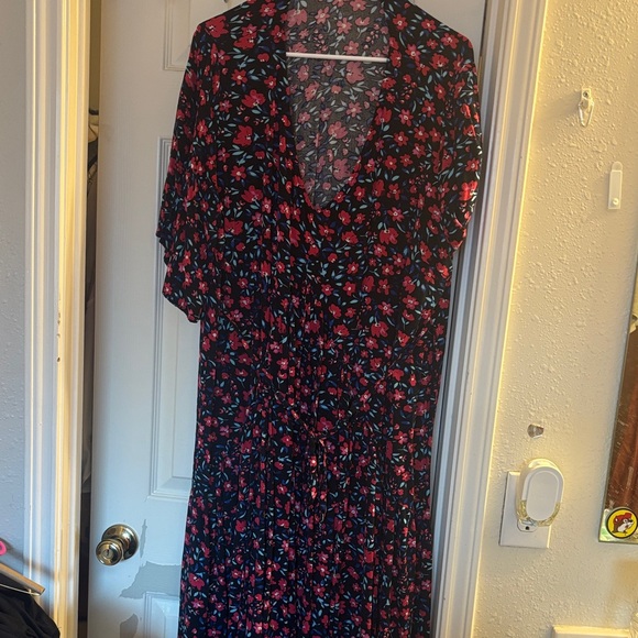 Avenue Dresses & Skirts - Avenue Black and Red Floral Long Sleeve Dress